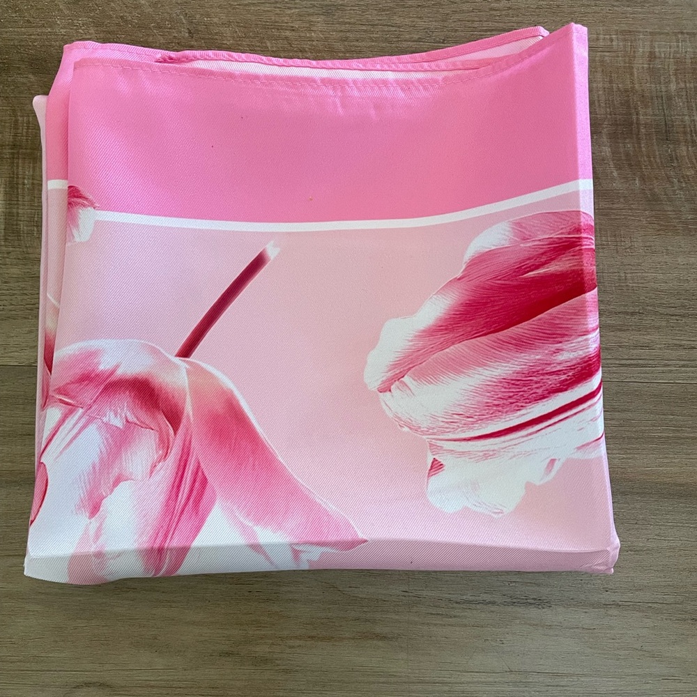 NWOT Wacoal Large 28” Multi Pink Colored Scarf/Handkerchief